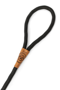 Dog leash in black rope with metal clip and leather features